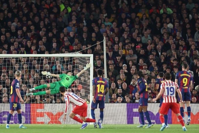 Julian Alvarez đá phạt mở tỷ số trận Atletico Madrid thắng Barca 2-0 ở lượt đi tứ kết Champions League Julian Alvarez đá phạt mở tỷ số trận Atletico Madrid thắng Barca 2-0 ở lượt đi tứ kết Champions League trên sân Camp Nou ngày 8/4