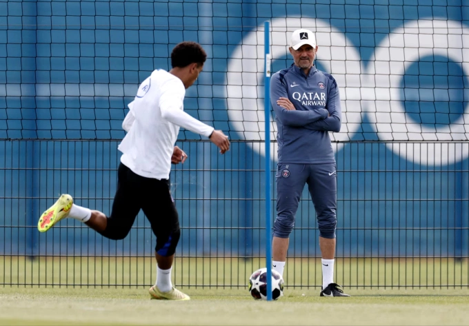 HLV Luis Enrique trên sân tập của PSG ở trung tâm huấn luyện Campus Paris St Germain ngày 20/5/2026. HLV Luis Enrique trên sân tập của PSG