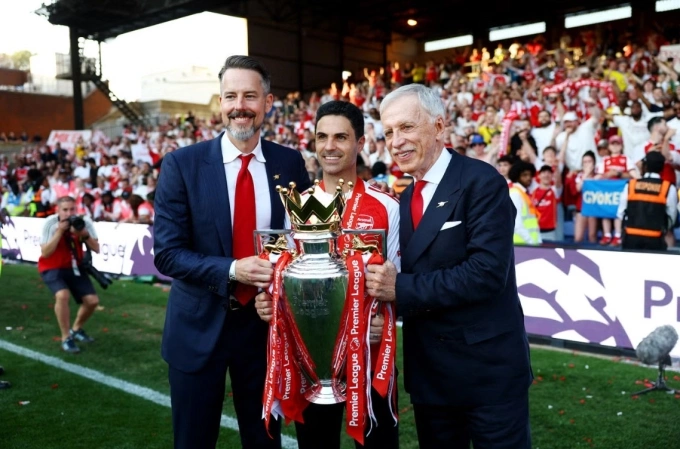 Josh Kroenke, Mikel Arteta, Stan Kroenke (từ trái sang) mừng chức vô địch Ngoại hạng Anh trên sân Selhurst Park, London, Anh ngày 24/5/2026. Ảnh: Reuters Josh Kroenke, Mikel Arteta, Stan Kroenke ăn mừng chức vô địch Ngoại hạng Anh