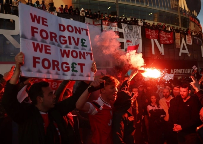CĐV Arsenal biểu tình phản đối nhà Kroenke năm 2021. Ảnh: Reuters CĐV Arsenal biểu tình phản đối nhà Kroenke năm 2021