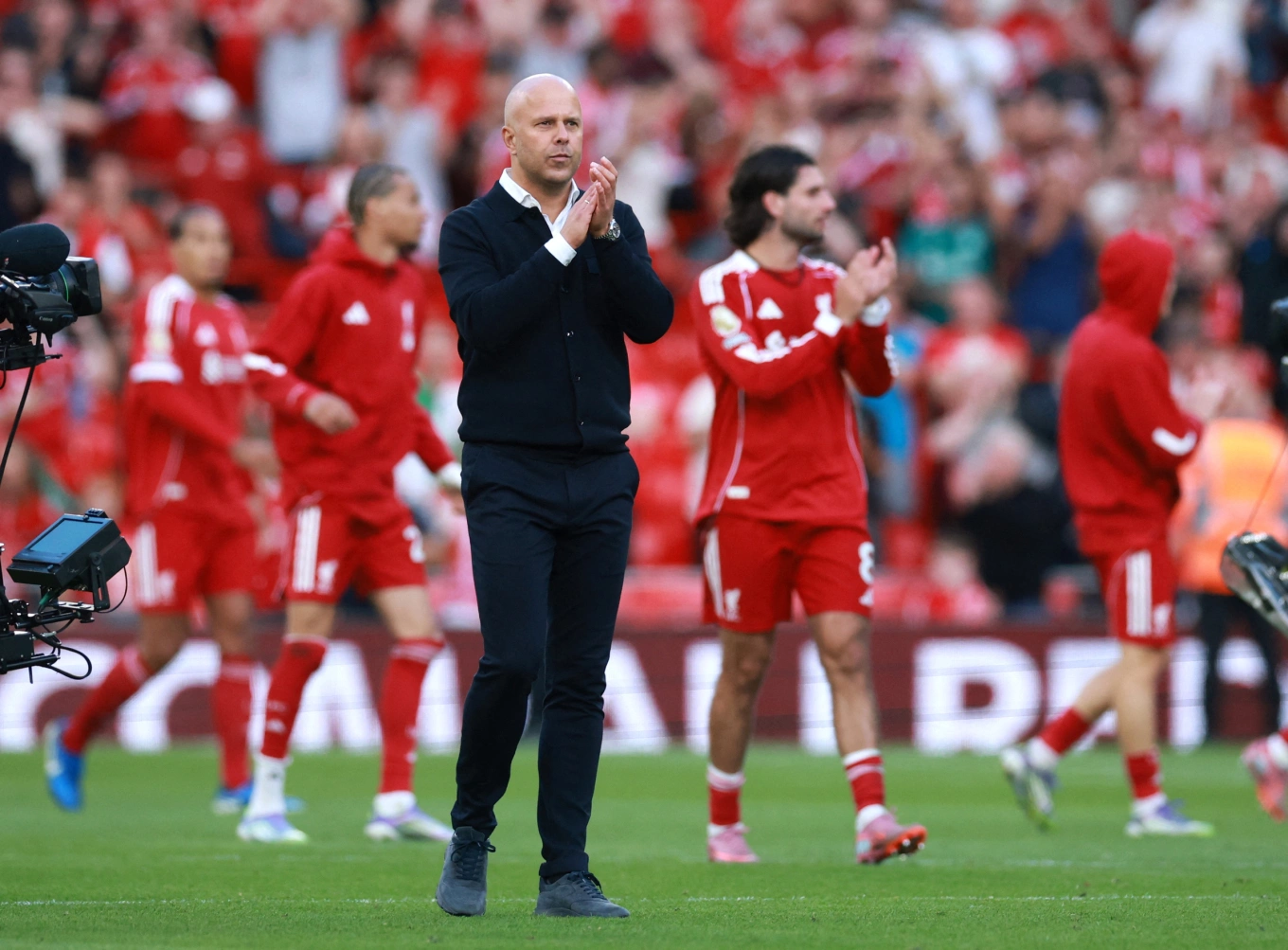 HLV Arne Slot vỗ tay cảm ơn CĐV Liverpool trên sân Anfield sau trận thắng Arsenal 1-0 ở vòng 3 Ngoại hạng Anh ngày 30/8/2025. Ảnh: Reuters