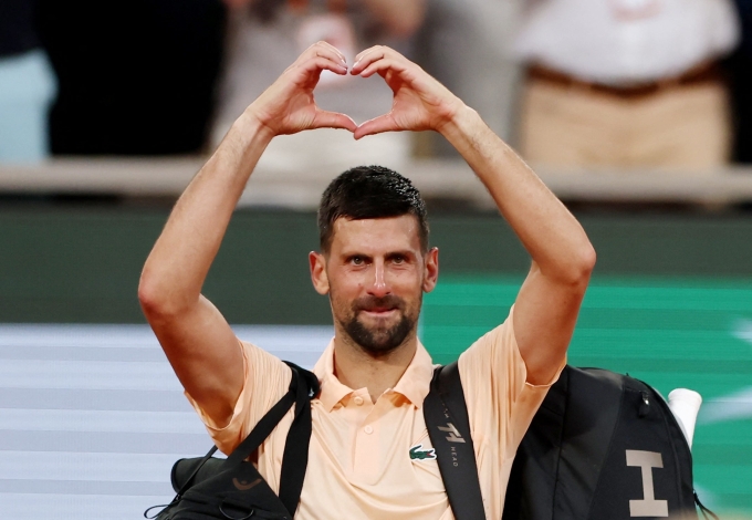 Djokovic cám ơn khán giả, sau trận vòng ba Roland Garros, trên sân Philippe Chatrier, Paris, Pháp hôm 28/5. Djokovic cảm ơn khán giả tại Roland Garros
