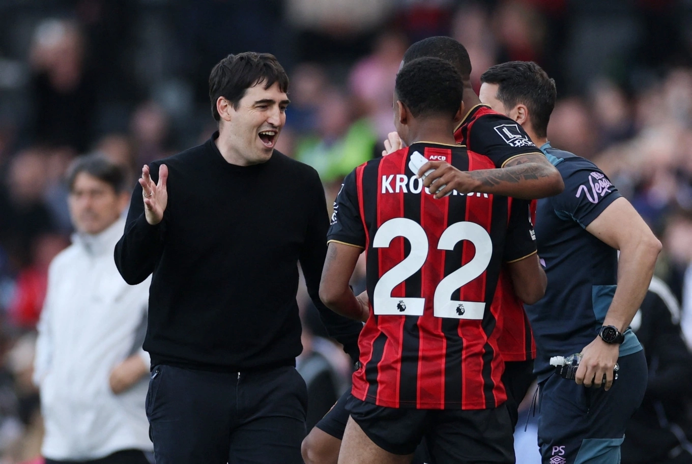 HLV Iraola cùng các cầu thủ Bournemouth mừng sau trận thắng chủ nhà Fulham 1-0 trên sân Craven Cottage, London ở vòng 36 Ngoại hạng Anh ngày 9/5/2026. Ảnh: Reuters