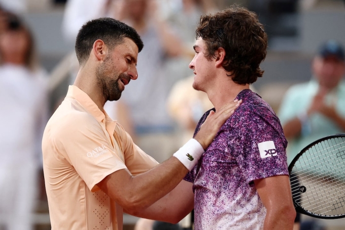 Djokovic chúc mừng Fonseca sau trận vòng ba Roland Garros Djokovic chúc mừng Fonseca