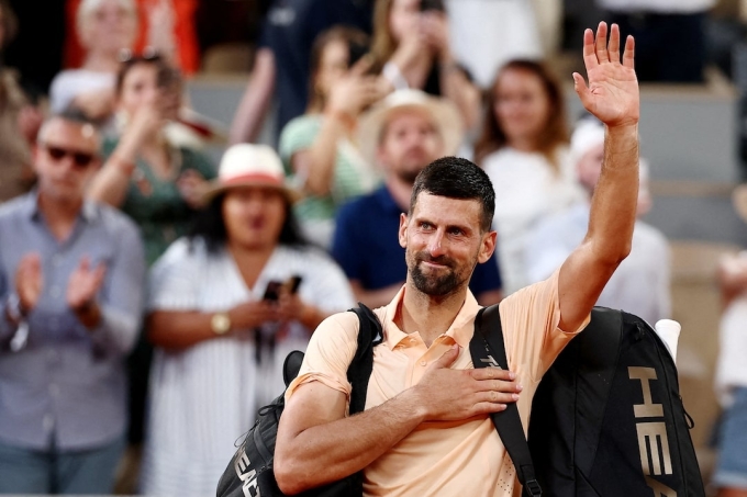 Djokovic vẫy chào khán giả sau trận vòng ba Roland Garros Djokovic chào khán giả sau trận đấu Roland Garros