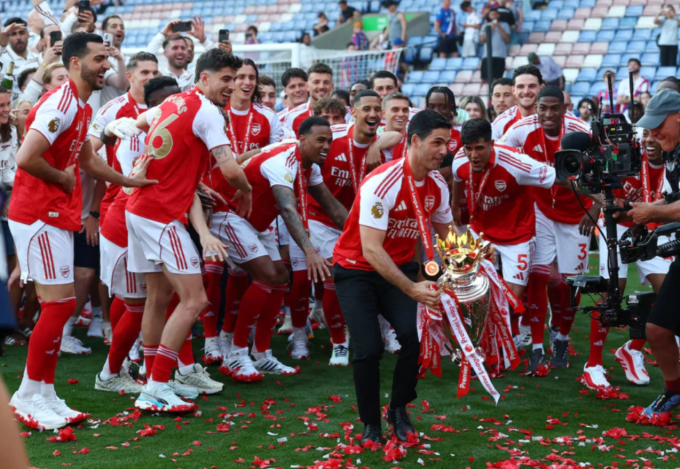HLV Mikel Arteta và các cầu thủ Arsenal mừng chức vô địch Ngoại hạng Anh trên sân Selhurst Park, London, Anh ngày 24/5/2026. HLV Mikel Arteta cùng cầu thủ Arsenal ăn mừng vô địch Ngoại hạng Anh tại Selhurst Park