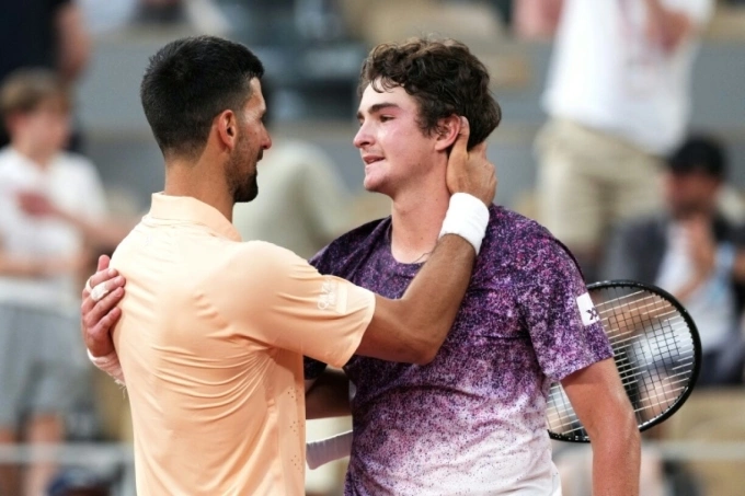 Djokovic (trái) chúc mừng Fonseca, sau trận vòng ba Roland Garros, trên sân Philippe Chatrier, Paris, Pháp hôm 28/5. Djokovic chúc mừng Fonseca sau trận Roland Garros