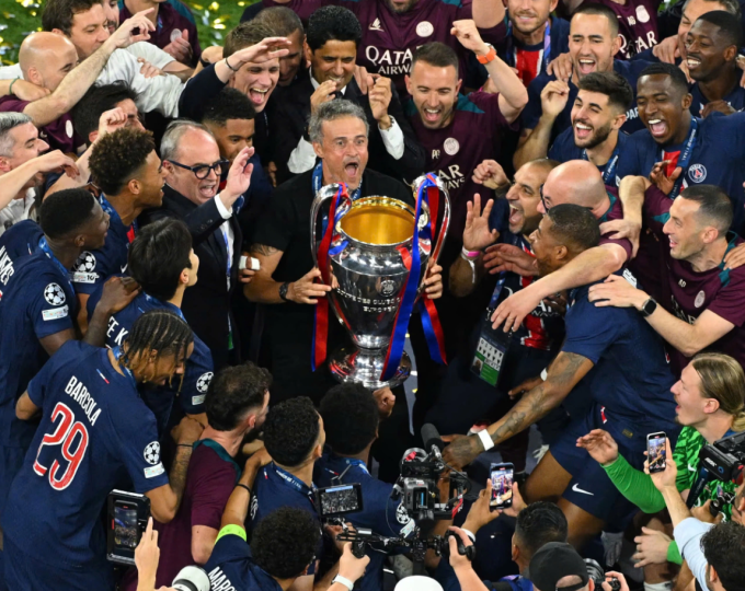 HLV Luis Enrique nâng cup Champions League cho PSG sau trận chung kết với Inter trên sân Allianz, Munich. HLV Luis Enrique nâng cúp Champions League cho PSG tại Allianz Arena