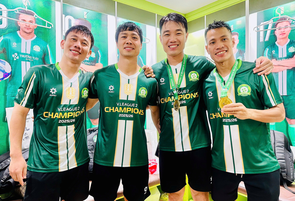 Niềm vui thăng hạng của Công Phượng và đồng đội Niềm vui thăng hạng của Công Phượng và đồng đội