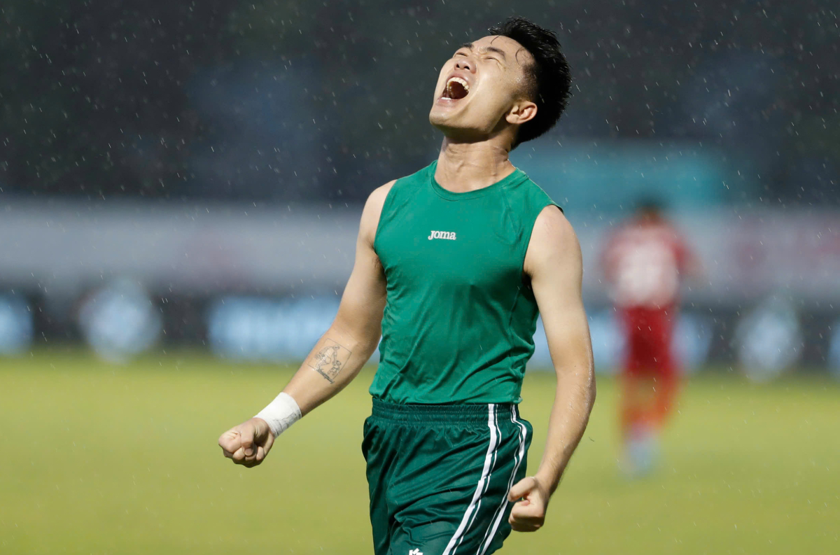 Lương Xuân Trường điều tiết trận đấu cho Đồng Nai Lương Xuân Trường trên sân