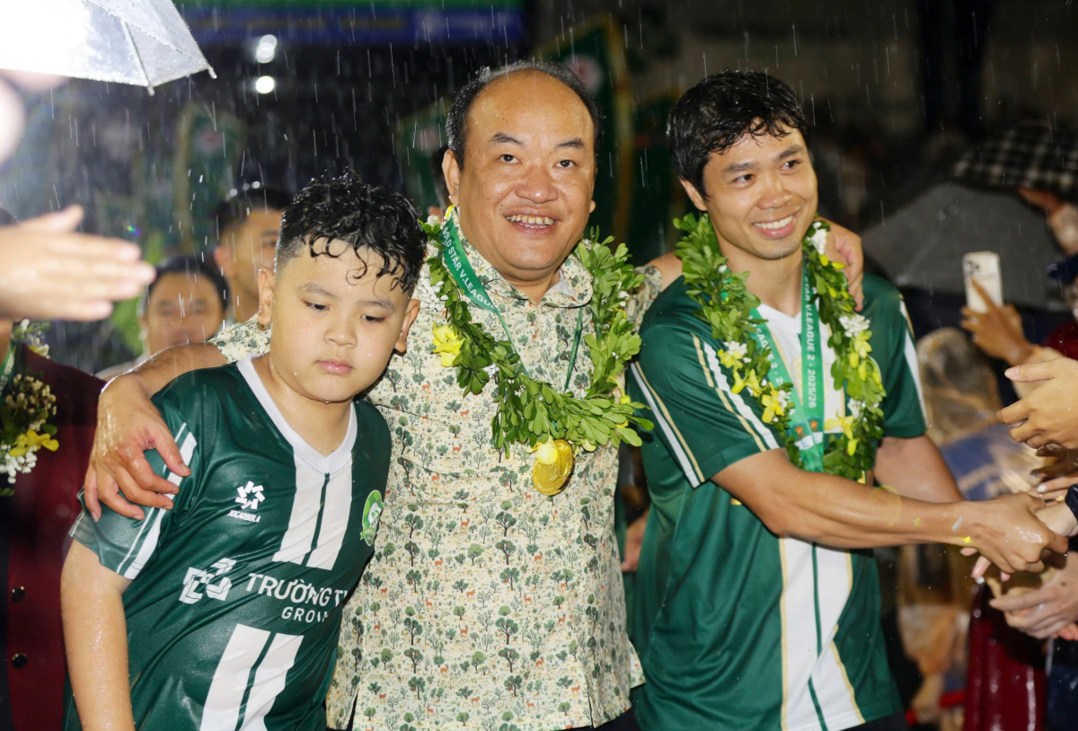 Ông bầu Phạm Hương Sơn cùng quá trình cải tổ đội hình Đồng Nai Ban huấn luyện và lãnh đạo Đồng Nai quyết tâm thăng hạng