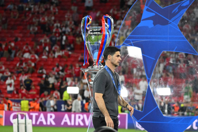 HLV Arteta nhận HC á quân Champions League 2025-2026 sau khi Arsenal thua PSG ở chung kết trên loạt sút luân lưu (hòa 1-1 trong 90 phút và hiệp phụ) ngày 30/5/2026 ở sân Puskas Arena, Budapest, Hungary. HLV Arteta nhận HC á quân Champions League 2025-2026