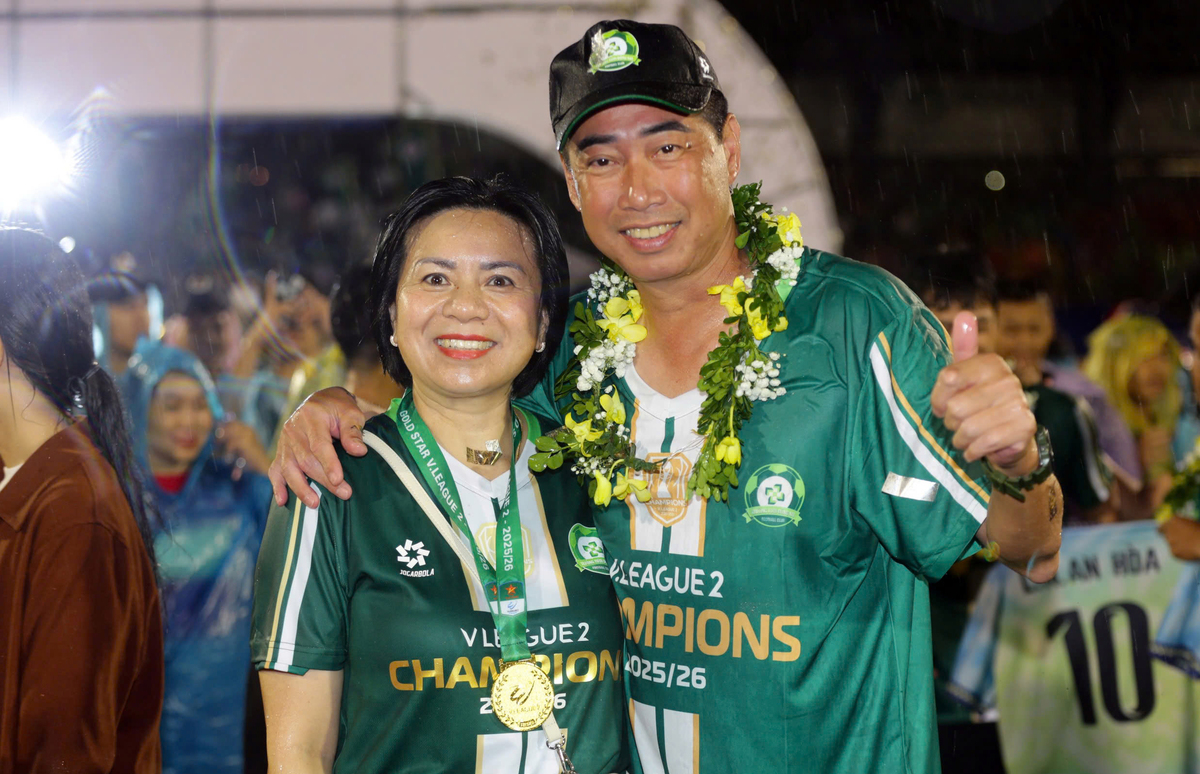 Niềm vui thăng hạng của Công Phượng và đồng đội Niềm vui thăng hạng của Công Phượng và đồng đội