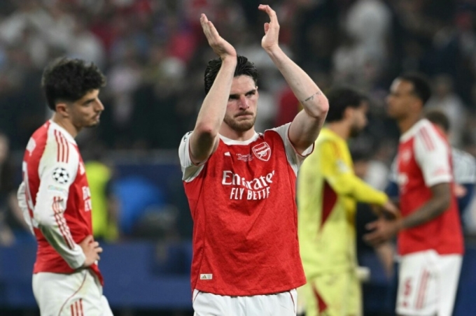 Rice (giữa) và đồng đội thất vọng sau khi thua PSG, ở chung kết Champions League tại Puskas Arena, Budapest, Hungary ngày 30/5/2026. Ảnh: AFP Rice và đồng đội buồn bã sau trận chung kết Champions League