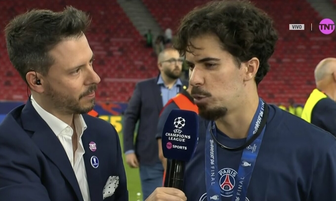 Vitinha trong phỏng vấn sau trận PSG thắng Arsenal 4-3 loạt luân lưu Vitinha (phải) trong phỏng vấn sau trận PSG thắng Arsenal 4-3 trên loạt đá luân lưu chung kết Champions League, tại sân Puskas, thành phố Budapest, Hungary tối 30/5/2026.