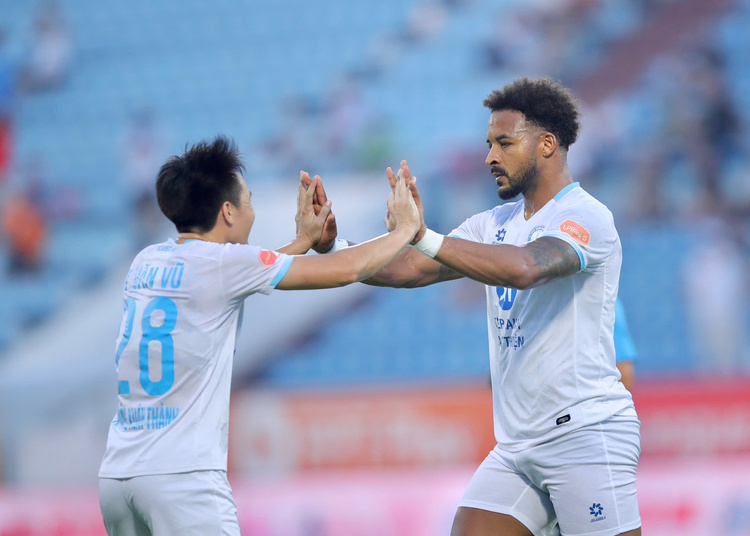 Nguyễn Xuân Son ghi bàn mở tỷ số tại V-League Xuân Son ghi bàn mở tỷ số cho Nam Định