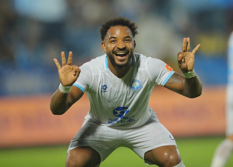 Nguyễn Xuân Son ăn mừng sau bàn thắng thứ ba Xuân Son vui mừng bên đồng đội sau hat-trick