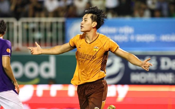 Trần Gia Bảo mừng bàn thắng nâng tỷ số 2-1 trong trận HAGL thắng Hà Nội 3-1 ở vòng 21 V-League 2025-2026, tối 31/5 trên sân Pleiku. Trần Gia Bảo ăn mừng bàn thắng trong trận HAGL thắng Hà Nội
