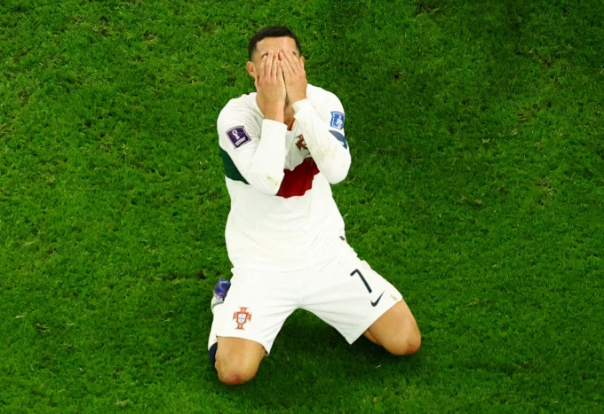 Phản ứng của Cristiano Ronaldo sau khi tuyển Bồ Đào Nha bị Morocco loại ở tứ kết World Cup 2022 tại sân Al Thumama, Doha, Qatar ngày 10/12/2022. Cristiano Ronaldo thất vọng sau khi Bồ Đào Nha bị loại ở World Cup 2022