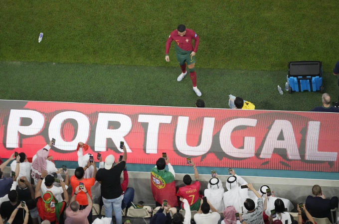 Cristiano Ronaldo chuẩn bị vào sân từ ghế dự bị trong trận Bồ Đào Nha – Thụy Sĩ ở vòng 1/8 World Cup 2022 tại sân Lusail, Doha, Qatar ngày 6/12/2022. Ảnh: AP