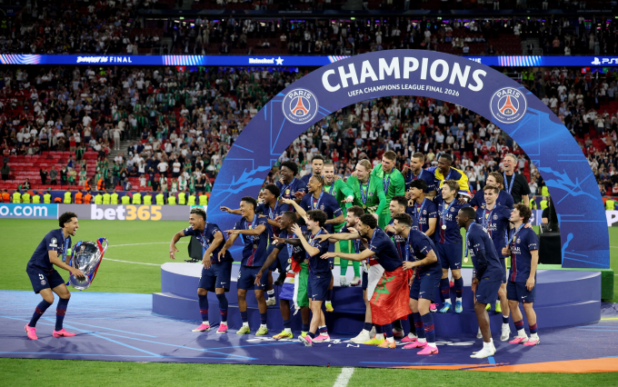 Các cầu thủ PSG nâng cúp Champions League 2025-2026 sau khi đánh bại Arsenal ở chung kết trên loạt sút luân lưu (hòa 1-1 trong 90 phút và hiệp phụ) ngày 30/5/2026 ở sân Puskas Arena, Budapest, Hungary. PSG nâng cúp Champions League sau trận chung kết với Arsenal