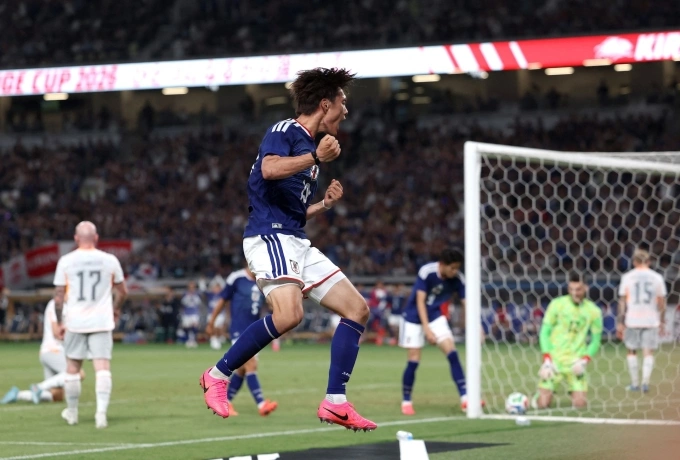 Tiền đạo Koki Ogawa ăn mừng bàn thắng trong trận giao hữu Nhật Bản vs Iceland Thay người nhanh gọn tại trận giao hữu Nhật Bản vs Iceland