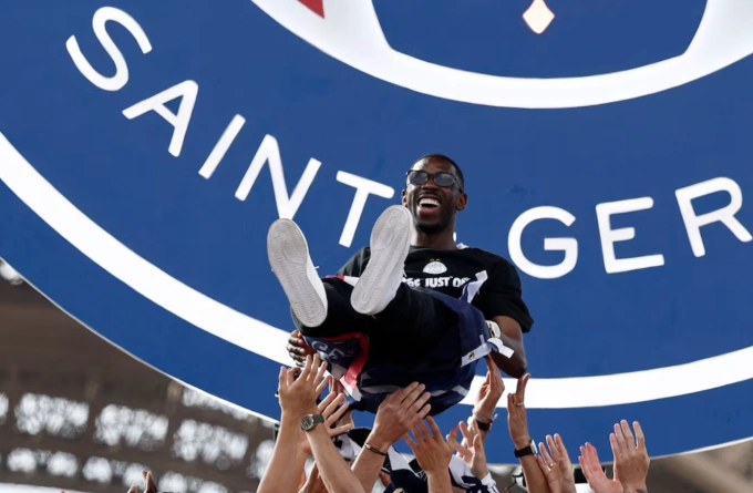 Các cầu thủ PSG tung Ousmane Dembele lên không trung trong màn ăn mừng chức vô địch Champions League tại Paris ngày 31/5/2026. Các cầu thủ PSG tung Ousmane Dembele lên không trung trong màn ăn mừng chức vô địch Champions League tại Paris ngày 31/5/2026.