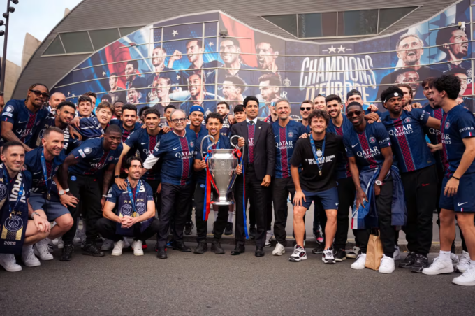 Các thành viên PSG cùng chiếc Cup vô địch Champions League. Các thành viên PSG cùng chiếc Cup vô địch Champions League.