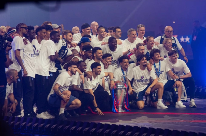 Các cầu thủ PSG trong buổi gala tại sân Parc des Princes. Các cầu thủ PSG trong buổi gala tại sân Parc des Princes.