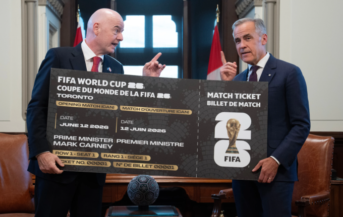 Thủ tướng Canada Mark Carney (bên phải) nhận một tấm vé World Cup mang tính biểu trưng từ Chủ tịch FIFA Gianni Infantino tại Đồi Quốc hội ở Ottawa, Ontario, ngày 10/10/2025. Thủ tướng Canada nhận vé World Cup