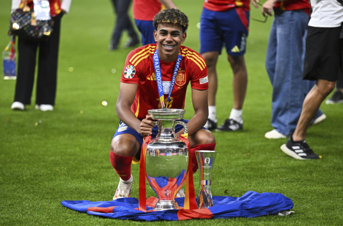 Lamine Yamal tạo dáng cùng chiếc Cup sau trận Tây Ban Nha thắng Anh ở chung kết Euro 2024 diễn ra ở Berlin, Đức ngày 14/7/2024. Lamine Yamal tạo dáng cùng chiếc Cup sau trận Tây Ban Nha thắng Anh ở chung kết Euro 2024 diễn ra ở Berlin, Đức ngày 14/7/2024.