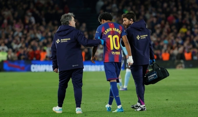 Yamal rời sân vì chấn thương trong trận gặp Celta Vigo, vòng 33 La Liga trên sân Camp Nou, thành phố Barcelona, Tây Ban Nha tối 22/4/2026. Yamal rời sân vì chấn thương trong trận gặp Celta Vigo tại Camp Nou