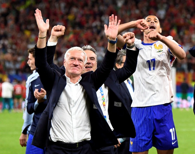 HLV Didier Deschamps và trung vệ Wiliam Saliba ăn mừng chiến thắng trước Bồ Đào Nha tại Euro 2024 HLV Didier Deschamps và trung vệ Wiliam Saliba mừng sau trận thắng Bồ Đào Nha tại Euro 2024