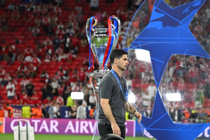 Mikel Arteta nhận HC á quân Champions League 2025-2026 tại sân Puskas Arena HLV Mikel Arteta nhận huy chương á quân Champions League
