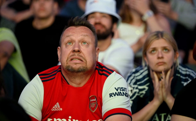Một CĐV Arsenal lo lắng trên khán đài sân Puskas Arena ở chung kết Champions League Cổ động viên Arsenal lo lắng trong trận chung kết Champions League