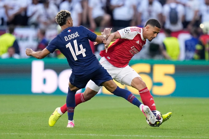 Trung vệ Arsenal William Saliba tranh chấp với tiền đạo PSG Desire Doue tại chung kết Champions League Trung vệ Arsenal William Saliba tranh chấp với tiền đạo PSG Desire Doue trong trận chung kết Champions League
