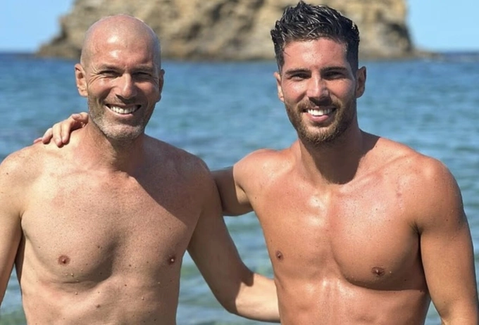 Zinedine Zidane và con trai, Luca Zidane trong một kỳ nghỉ. Zinedine Zidane và con trai Luca trong kỳ nghỉ