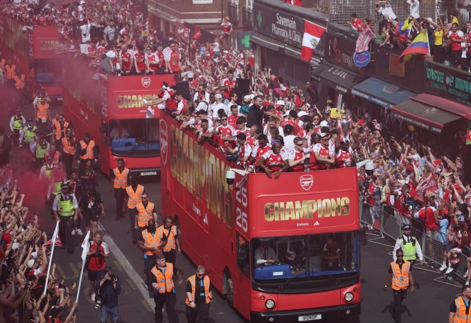 Lễ diễu hành mừng chức vô địch Ngoại hạng Anh của Arsenal tại London ngày 31/5. Lễ diễu hành mừng chức vô địch Ngoại hạng Anh của Arsenal tại London ngày 31/5.