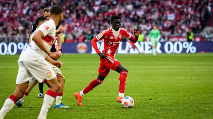 Bara Sapoko Ndiaye dẫn bóng trong trận Bayern Munich thắng Stuttgart 4-2 tại Allianz Arena, Munich, Đức ngày 19/4/2026. Bara Sapoko Ndiaye dẫn bóng trận Bayern vs Stuttgart