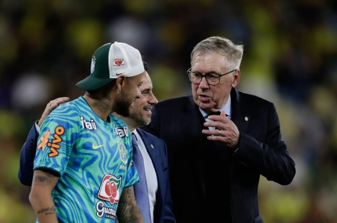 HLV Carlo Ancelotti trò chuyện với Neymar sau trận giao hữu Brazil thắng Panama 6-2 trên sân Maracana, Rio de Janeiro. HLV Carlo Ancelotti trò chuyện cùng Neymar