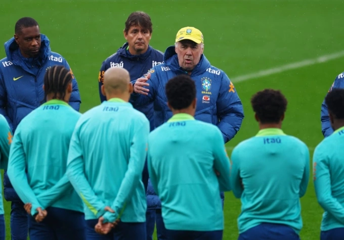 HLV Carlo Ancelotti chỉ đạo trong buổi tập của Brazil tại sân vận động Emirates, London, Anh ngày 14/11/2025. HLV Carlo Ancelotti chỉ đạo trong buổi tập của Brazil
