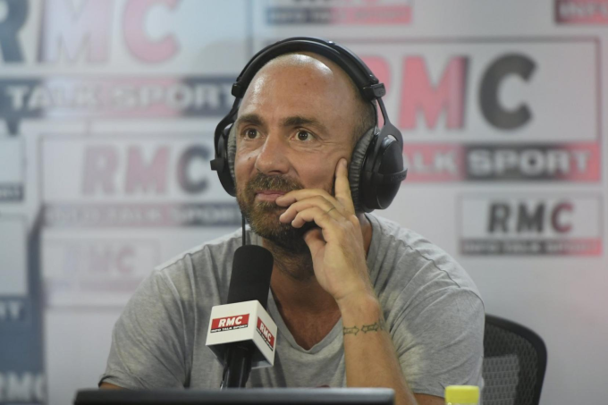 Christophe Dugarry trên chương trình Rothen s’enflamme của đài phát thanh Pháp RCM Sport vào ngày 7/7/2023 Cựu tiền đạo Christophe Dugarry bình luận bóng đá