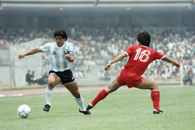 Diego Maradona (trái) vượt qua sự truy cản của hậu vệ Kim Joo-sung trong trận Argentina gặp Hàn Quốc tại World Cup 1986 ở Mexico Diego Maradona ghi dấu ấn tại World Cup 1986