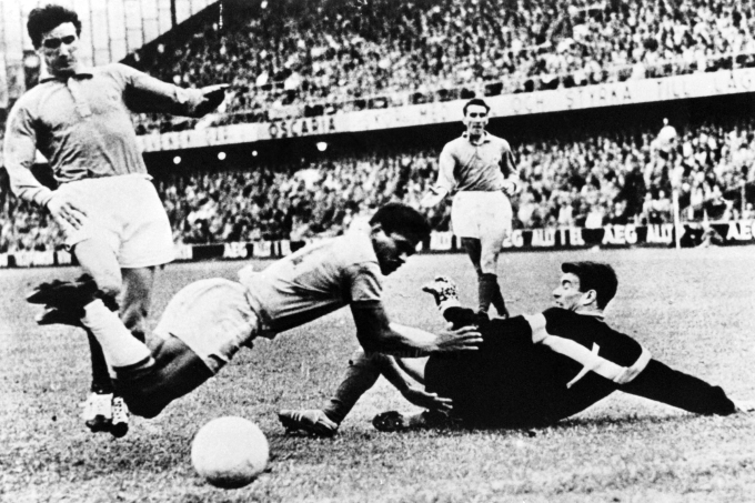 Tiền đạo Brazil Garrincha tranh bóng với thủ môn Pháp trong trận bán kết World Cup 1958 Garrincha tại World Cup 1958