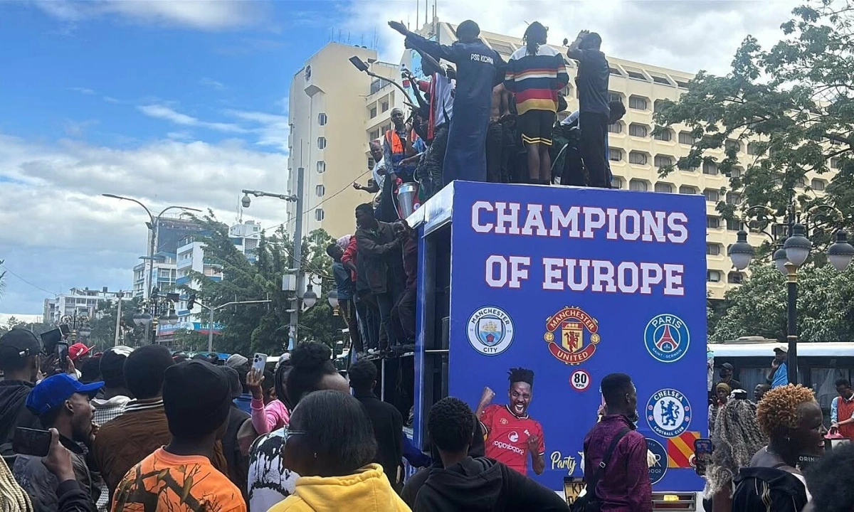 CĐV Man Utd cầm đầu buổi diễu hành mừng thất bại của Arsenal