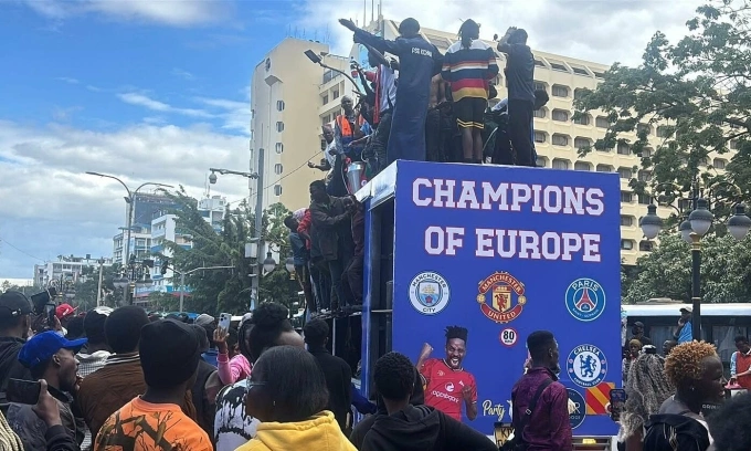 CĐV Man City, Man Utd, PSG và Chelsea cùng diễu hành tại Nairobi CĐV Man City, Man Utd, PSG và Chelsea cùng diễu hành tại Nairobi, Kenya ngày 1/6/2026, để mừng thất bại của Arsenal ở chung kết Champions League.