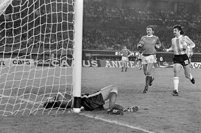Tiền đạo Mario Kempes hỗ trợ thủ môn Argentina tại World Cup 1978 Mario Kempes thi đấu tại World Cup 1978