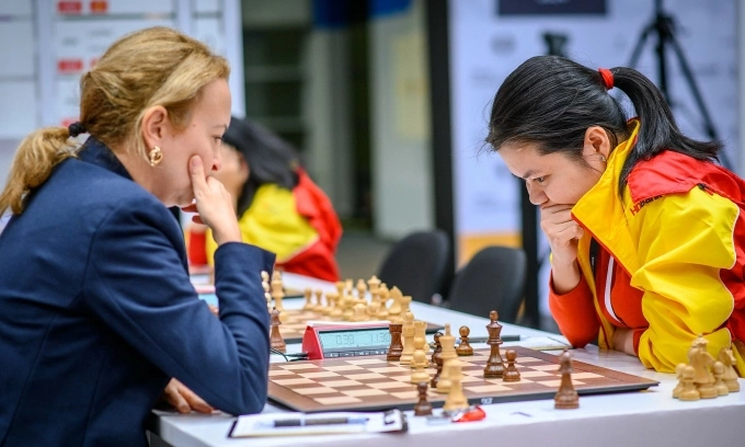 Phạm Lê Thảo Nguyên (phải) trong ván thắng Antoaneta Stefanova tại vòng 9 bảng Nữ Olympiad cờ vua ở Budapest, Hungary ngày 20/9/2024. Ảnh: FIDE