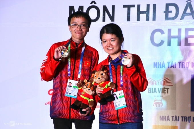 Trường Sơn và Thảo Nguyên chia vui sau khi nhận HC vàng SEA Games 31 tại Quảng Ninh ngày 17/5/2022. Ảnh: Anh Thư