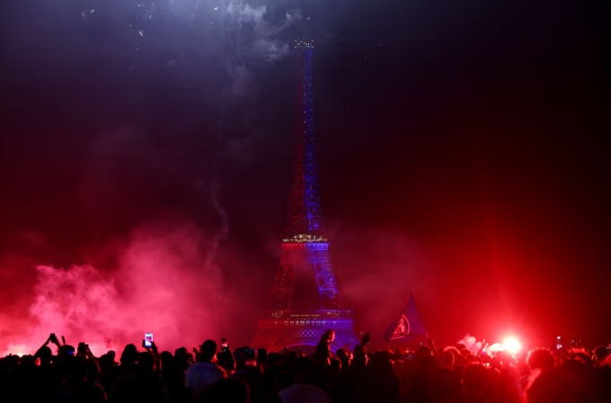 Người hâm mộ PSG ăn mừng chức vô địch Champions League tại quảng trường Trocadero, Paris, Pháp ngày 30/5/2026, với tháp Eiffel phía sau. Người hâm mộ PSG ăn mừng chức vô địch Champions League tại quảng trường Trocadero